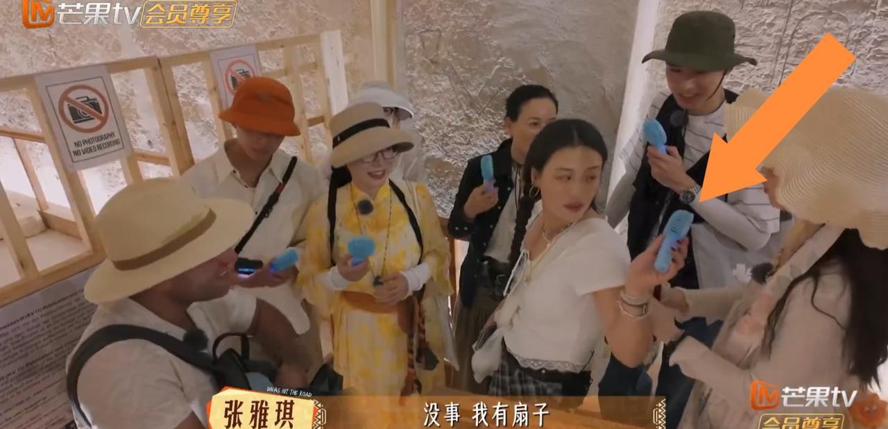 哎呀，马思纯凭什么走到哪里都被偏爱呀我看到这一幕就搞明白了。导游穆穆给所