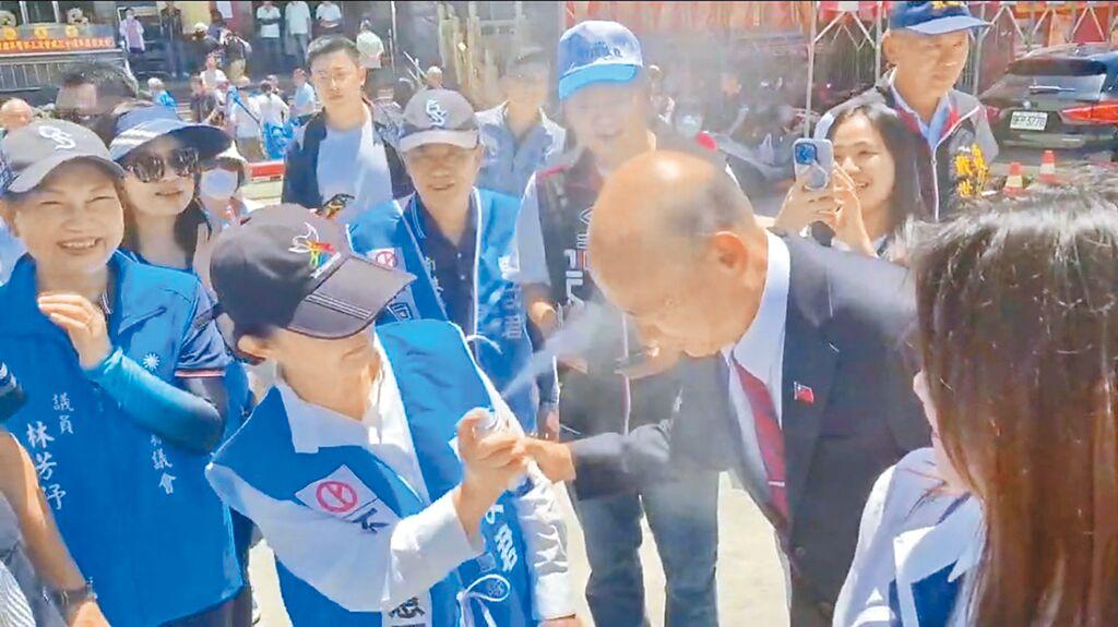 卢秀燕、韩国瑜奔波中投车扫反罢免艳阳高照韩喊头皮晒疼卢帮喷防晒雾现妈妈味