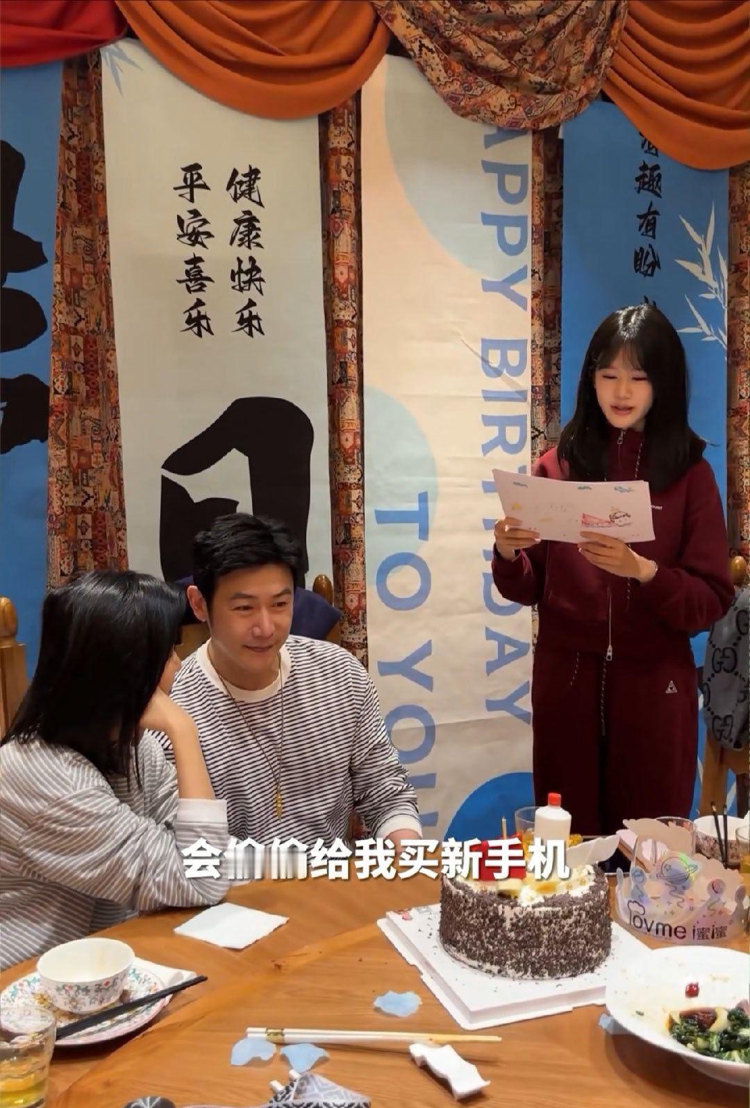 贝儿：爸爸，今天读信的时候我忍不住哭了，听到自己说“爸爸怎么一下子就变老了”，心