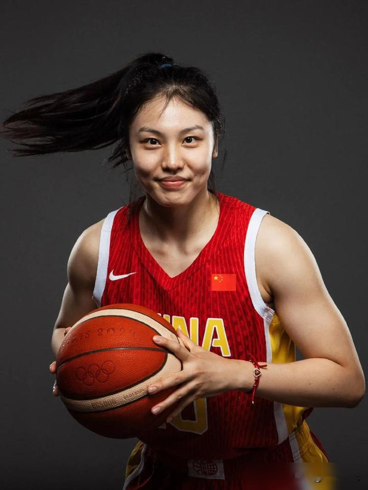 当时世界亚军的那支中国女篮，后卫双星王思雨，杨力维（队长），替补李缘武桐桐，强力小前锋李梦，替补张茹