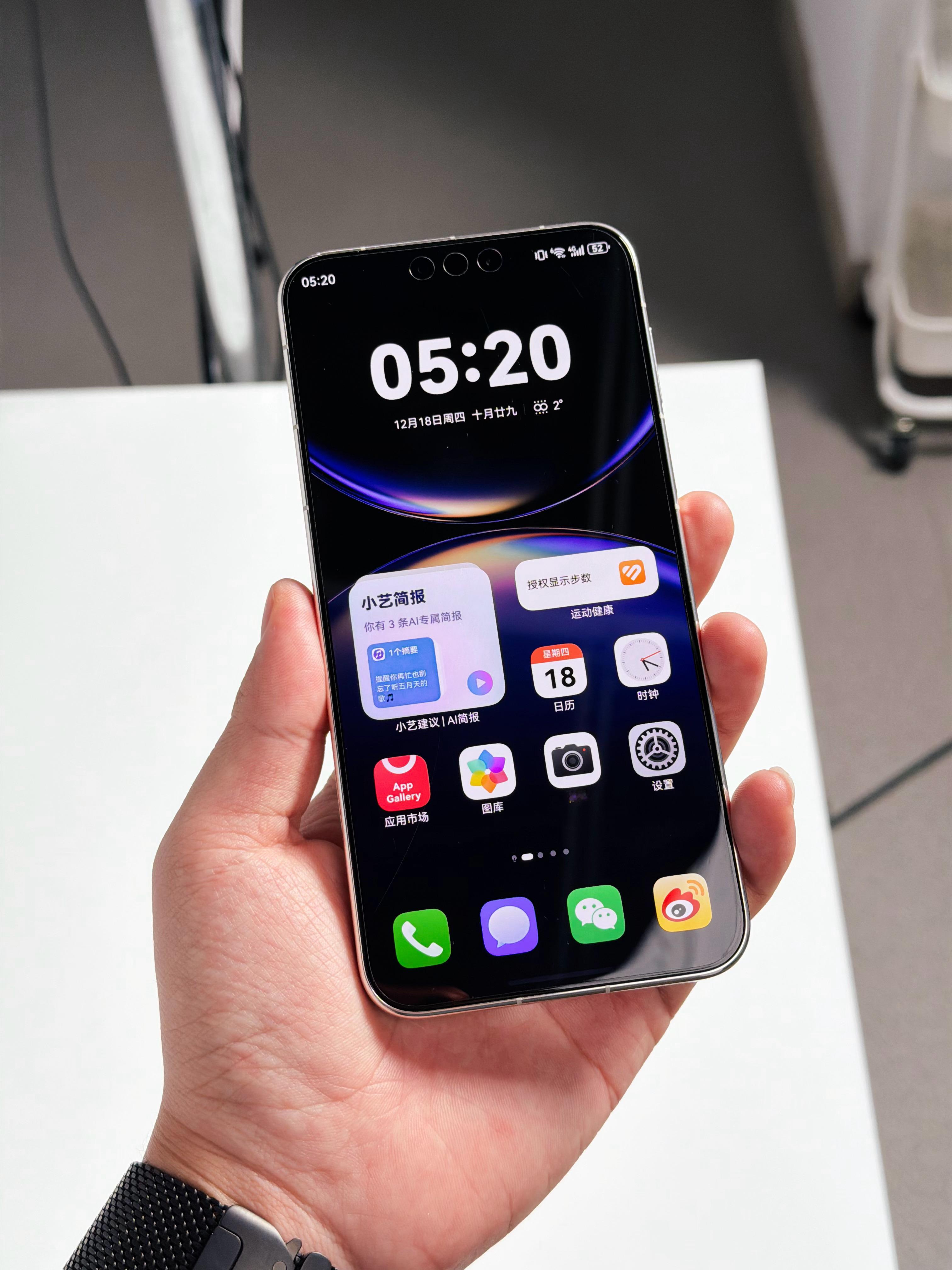 华为Mate80ProMax，属于一上手就能感受到精致感的手机。实物比图