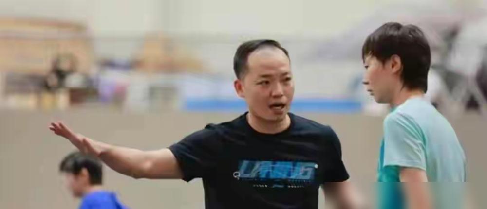 被外界称为王曼昱主管教练的任浩，比她大四岁。运动员时期有国家队陪练经历，有不少网