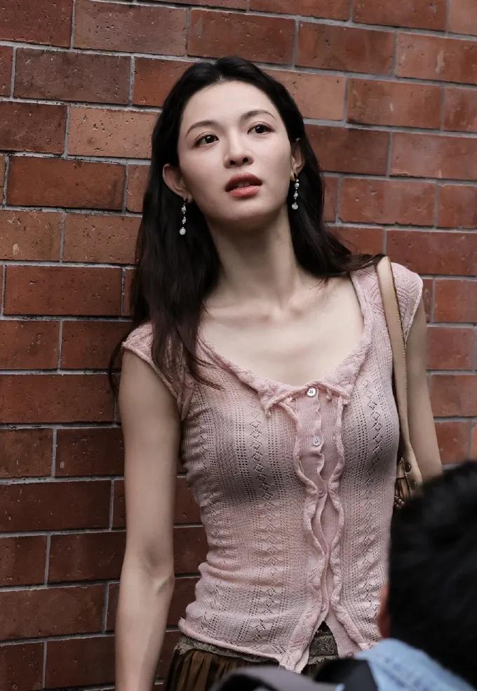 钟楚曦这身材和审美真的绝了😂简简单单的针织衫，穿出了又纯又欲的感觉温柔的裸
