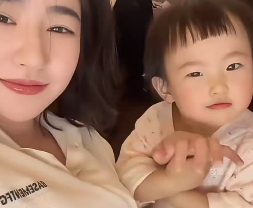 网友们纷纷建议黄一鸣把亲子鉴定拿出来，然后让全世界闭嘴。黄一鸣说，她