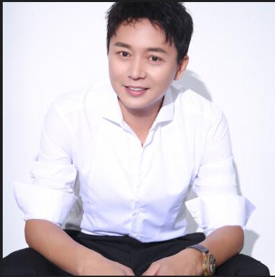 走下舞台，演员的光环终究照不进柴米油盐。那天刘奕君拍戏归来，妻子一句冰冷的话，干