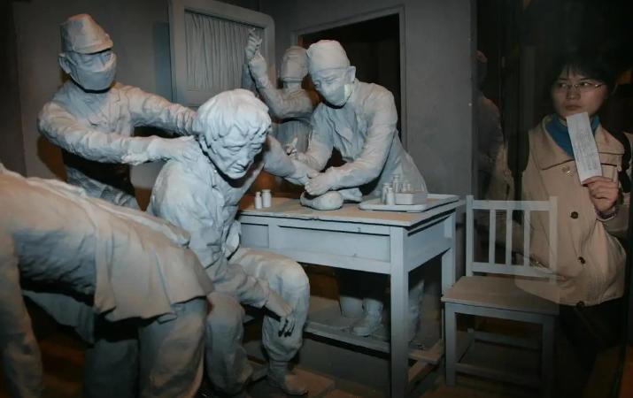 1945年8月，哈尔滨平房。日本宣布投降，一支部队消失了。他们走得很急，烧了一些