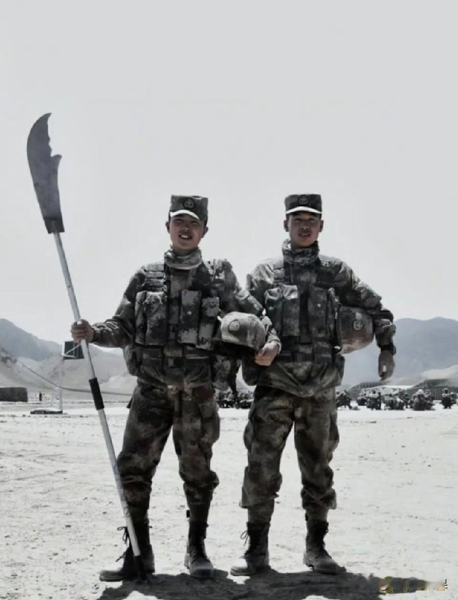 当年西部边军的关公刀，真的是威武霸气，不怒自威。这款武器应该也是古代冷兵器时期