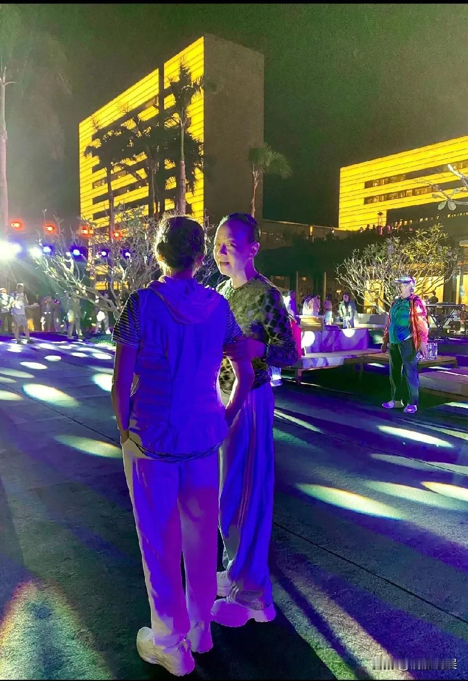 宋丹丹老师现身三亚跨年。她穿着一件紧身衣，搭配阔腿裤，脚上的增高鞋有七八厘米厚