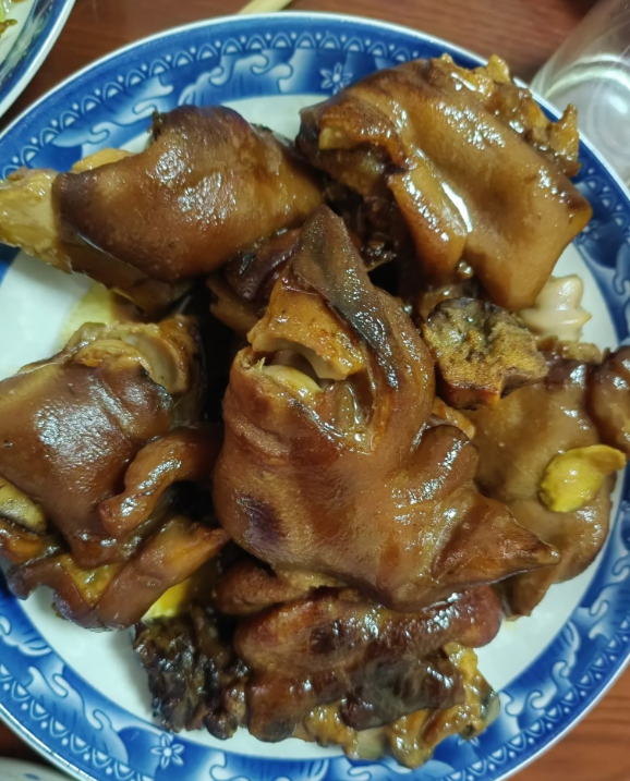 今日午餐：酱卤猪蹄地黄瓜拌猪心肉丝白菜面条