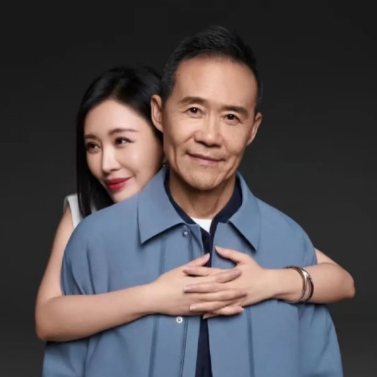 2012年，61岁已婚已育万科创始人王石恋上31岁未婚未育小演员田朴珺。婚后田朴