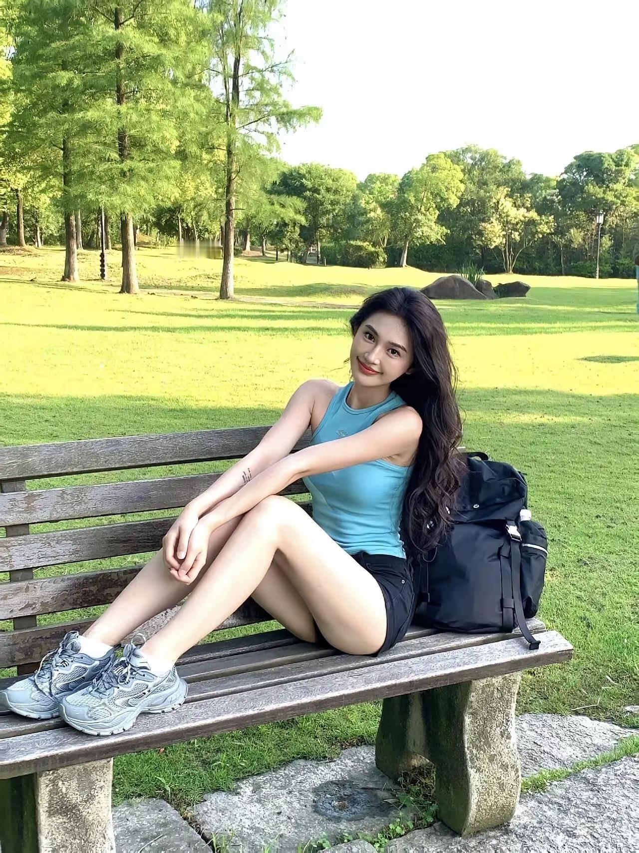  与公园的绿意撞个满怀，不用刻意摆拍，每一个随性的姿势，都藏着独属于夏日的生命力
