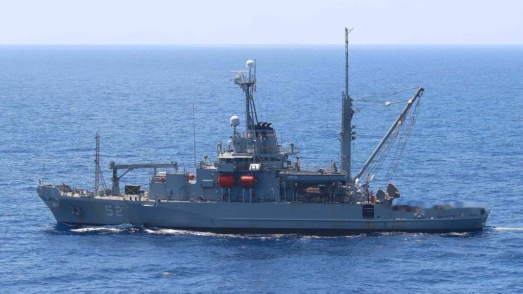 南海坠机一个月后，美军打捞船终于开到；没信心捞起战机，又担心被中方抢走残骸在