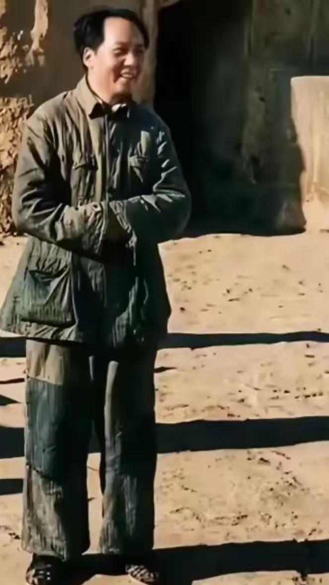 延安珍贵老照片曝光，衣着满是褶皱补丁，伟人朴素模样让人动容。这是一张实打实的