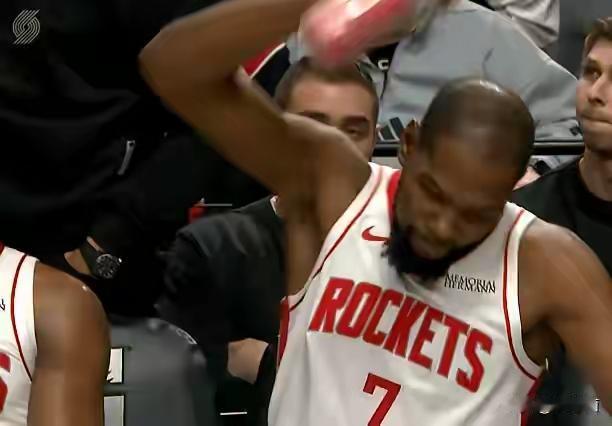 杜兰特怒摔饮料就是火箭更衣室矛盾爆发的开始！比赛进行到最后一分钟，小贾三分8