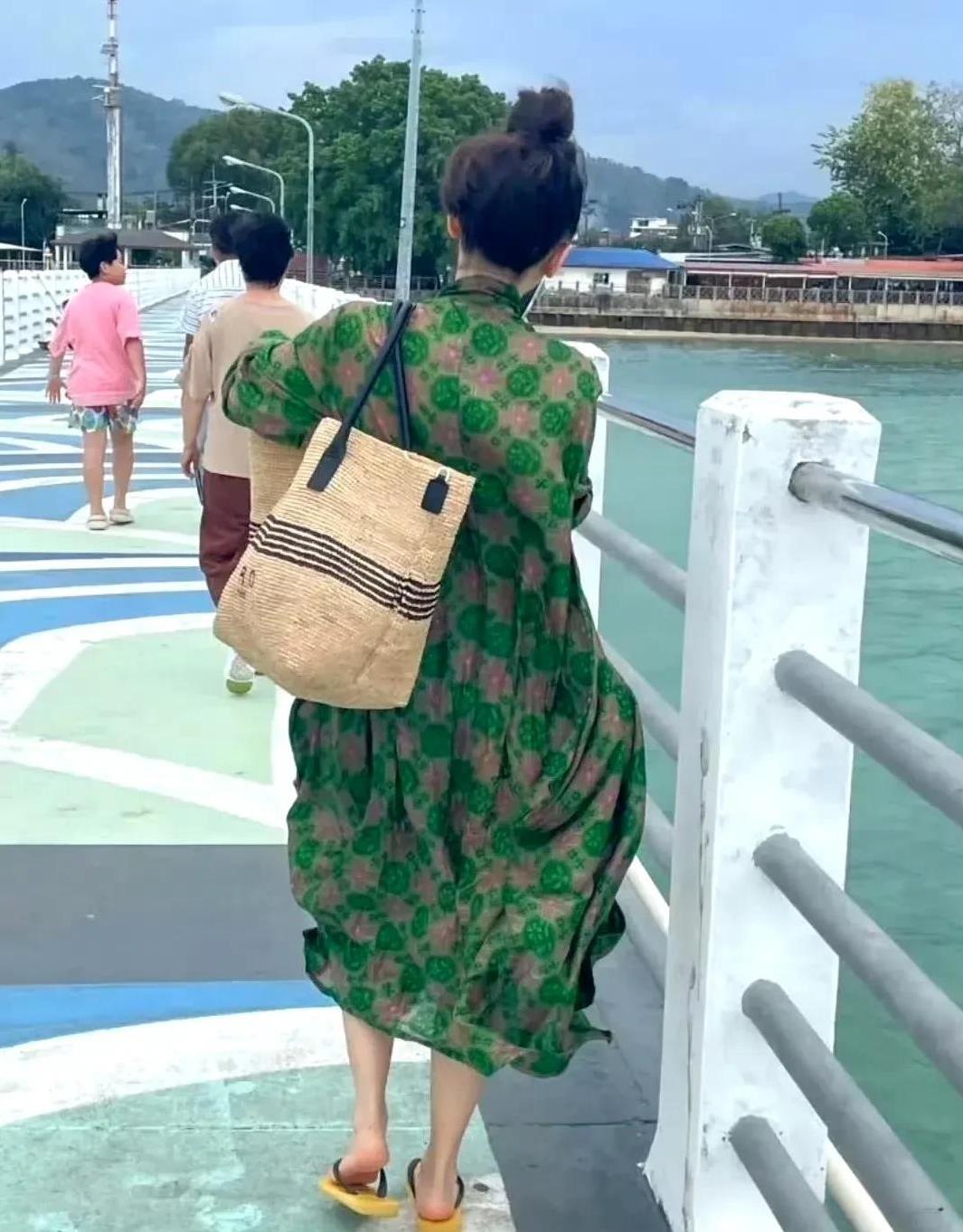 #夏日生活打卡季#被王子文穿搭蛊到了！背影平平正脸赢很大谁懂！刷到王子文这