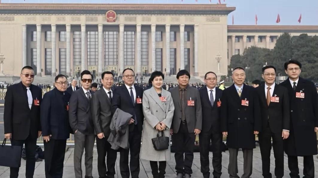 正中间C位的这位演员，在体制内是什么级别的，能在这么多大明星里站中间的,应该都是