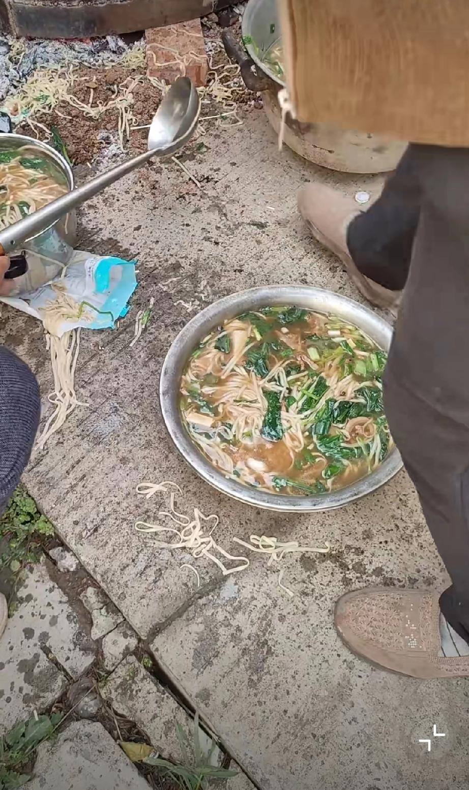 河南某地村里有人家喜得千金，当地习俗“吃喜面”，连盆带锅的吃得完吗？河南宴请河