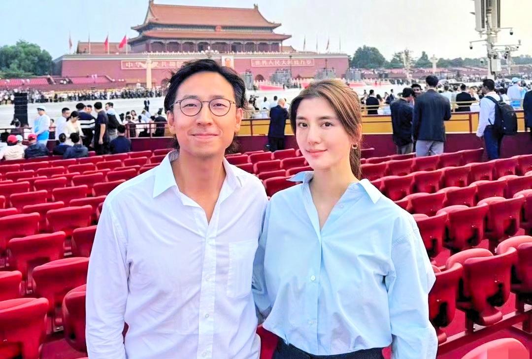 吴千语晒出和老公去观看阅兵仪式，她俩应该是受邀参加的！不得不说，她嫁的真不错，施