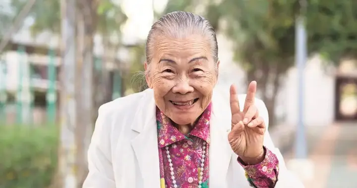 TVB‘御用婆婆’许碧姬95岁大寿！视后宣萱暖心留言，揭秘绿叶演员辛酸路