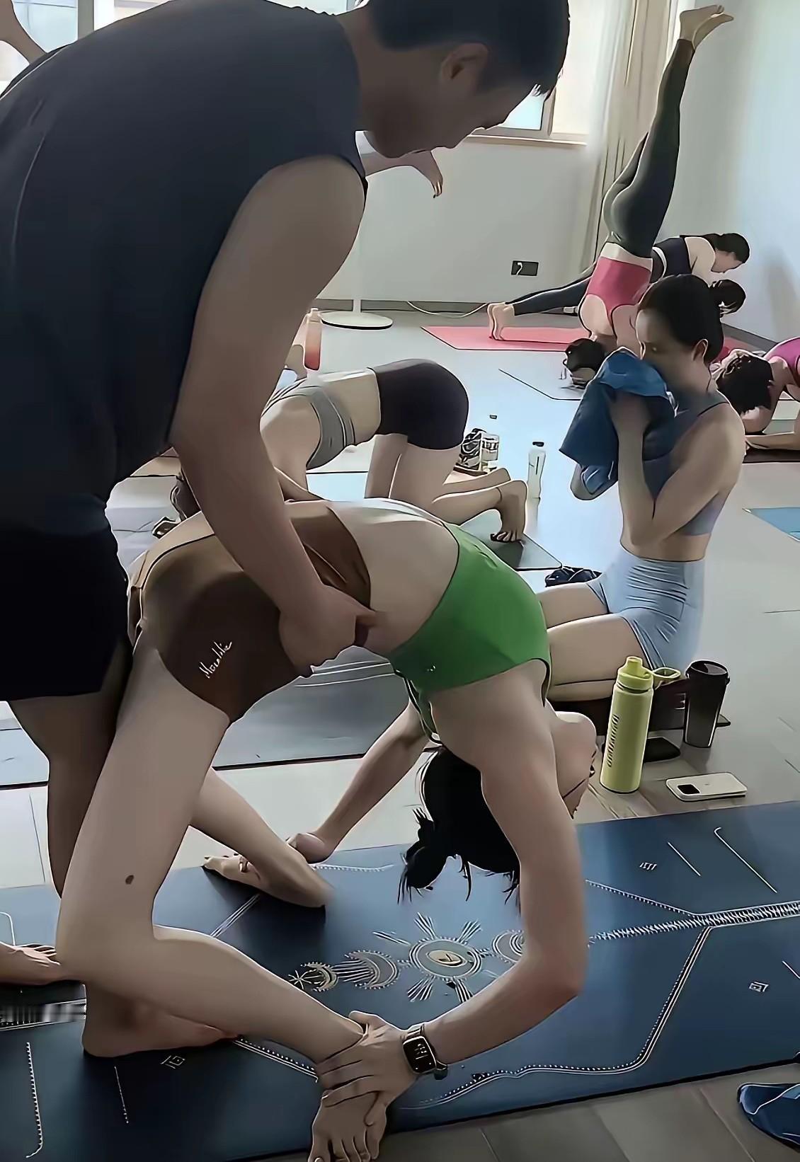 现在学个瑜伽真的是好难，如果像这样的教练，我觉得我还是不要去了，太尴尬了吧