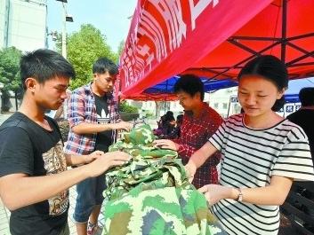 湖北大学一名大一女生，军训结束后收齐150套旧军训服捐出去，还自掏腰包花了