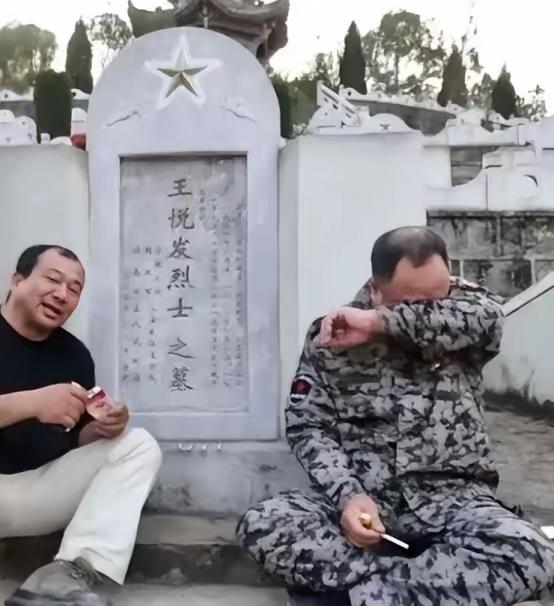 战友牺牲29年无人祭扫，退伍老兵跨越四千公里，圆了一场迟来的团圆！麻栗坡烈士