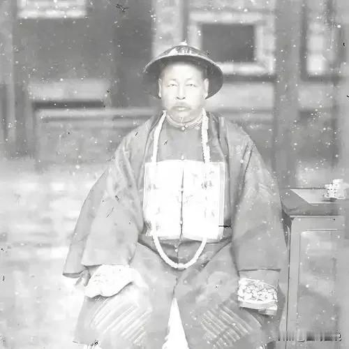 19世纪60年代，在西方列强的虎视眈眈下，中国新疆地区危机四伏，特别是中亚浩罕汗