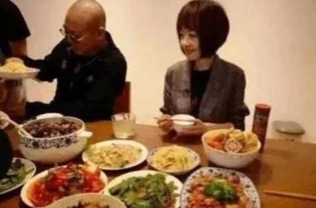 一次，鲁豫采访李连杰时刚好到了饭点，李连杰说：今天就在我家吃个便饭吧！鲁豫很开心