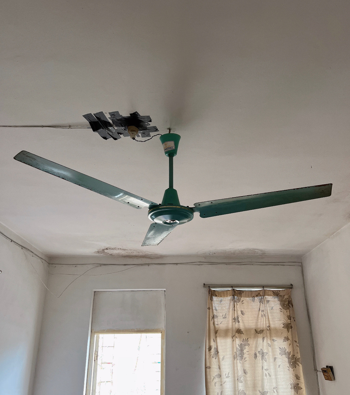 睡觉时被空调砸到头了居然不是个例，真是一代人有一代人的屋顶阴影，谁和我一样看到吊