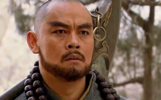 那年，山东一男子看了几遍《水浒传》后，突然发现鲁智深“倒拔垂杨柳”这段，根本就不