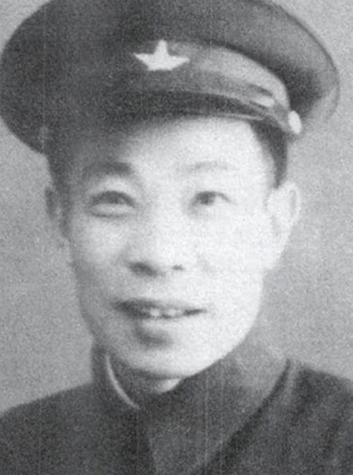 1949年，一位解放军将领在长沙码头督导物资转运工作时，目光突然被一个拾荒的老妇
