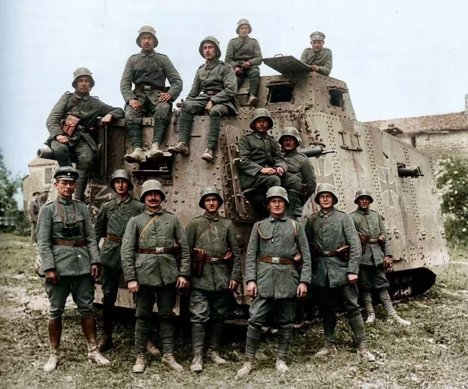 一战期间，德军士兵在一辆‌SturmpanzerwagenA7V‌（德国首款投