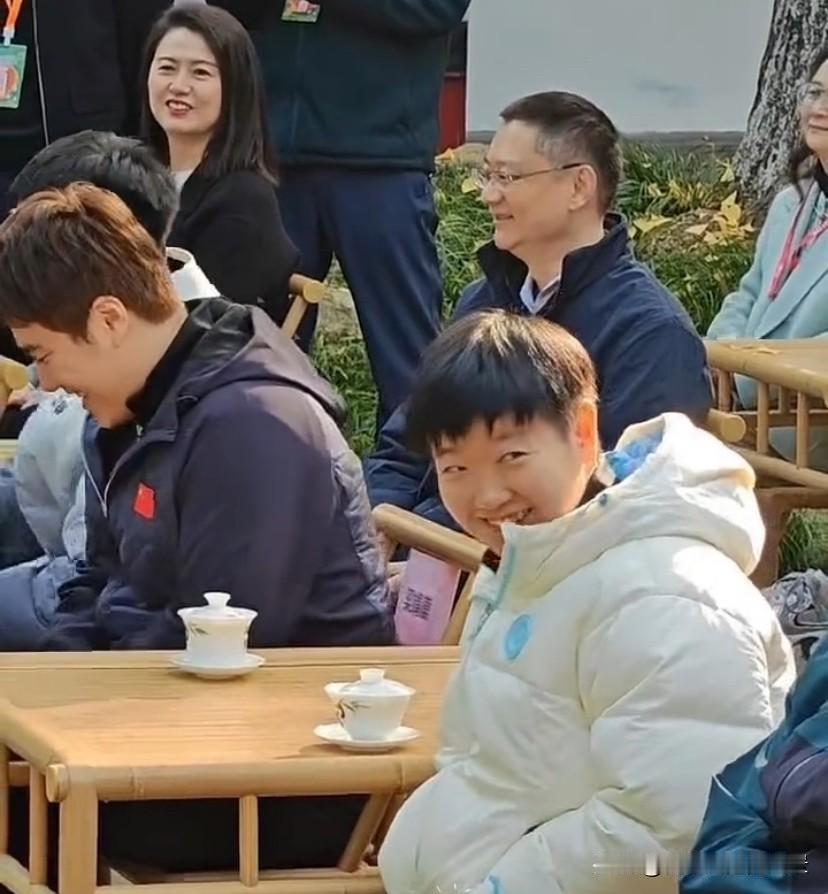 孙颖莎出席活动，与梁靖崑憋不住的笑，两兄妹太讨喜！出场不愧是“莎局”，白加黑和两