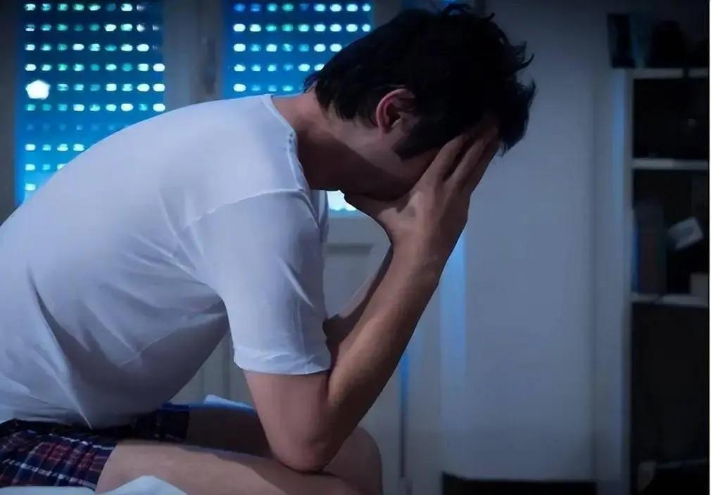 社区里一位退休大爷每天泡5-6杯浓茶，自认养生解乏，却突然夜里总起夜、尿意来得急