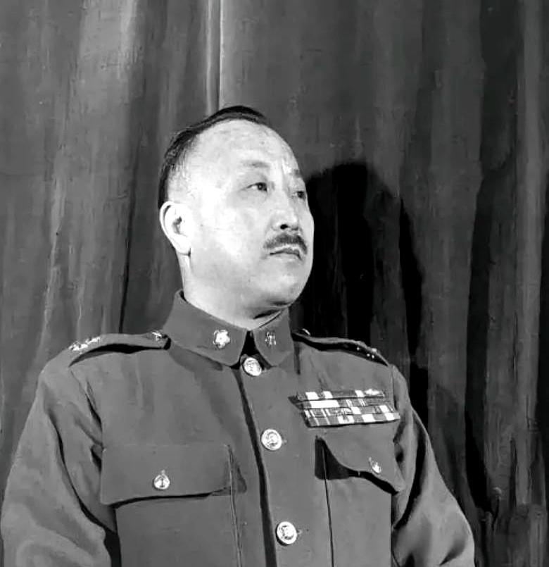 1949年1月29日凌晨，趁看管的特务们都回家过年，被软禁的国民党上将卫立煌从住