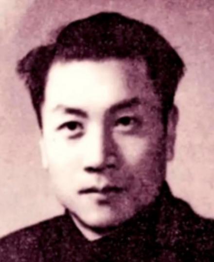 1944年，有个叫任远的地下党被俘了。酷刑还没上，他先崩溃了，半夜摇醒隔壁牢房的