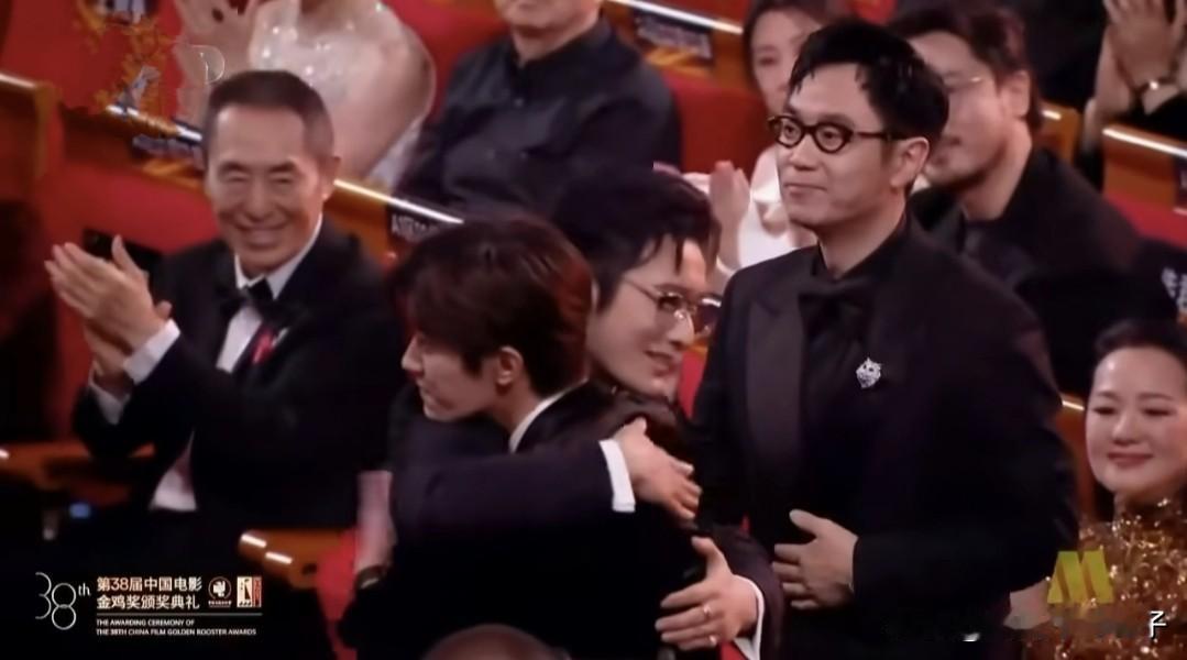 易烊千玺获奖，有谁注意到张艺谋的表情了？第38届金鸡奖颁奖典礼上，青年演员易烊