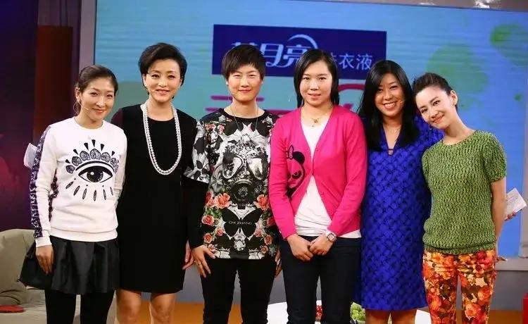 左一是刘诗雯，右三是李晓霞，其他人就不认得了。你可知道她们的名字？丁宁骄傲刘诗