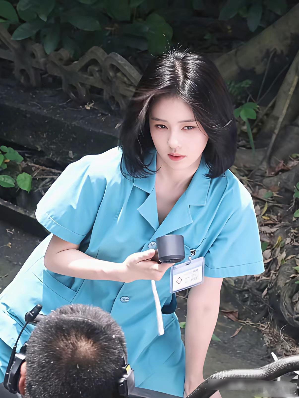 7月25日，白鹿剪短发了，是真听劝！今天拍摄的戏份是白鹿穿工服做护工日常本来还在