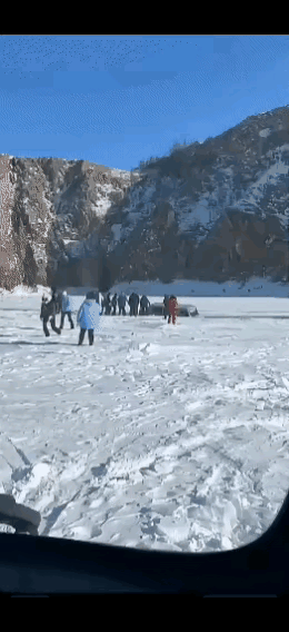 生死关头，总有人不管你死活，只顾着在那拍照，录像！贝加尔湖中国游客客车沉湖这一