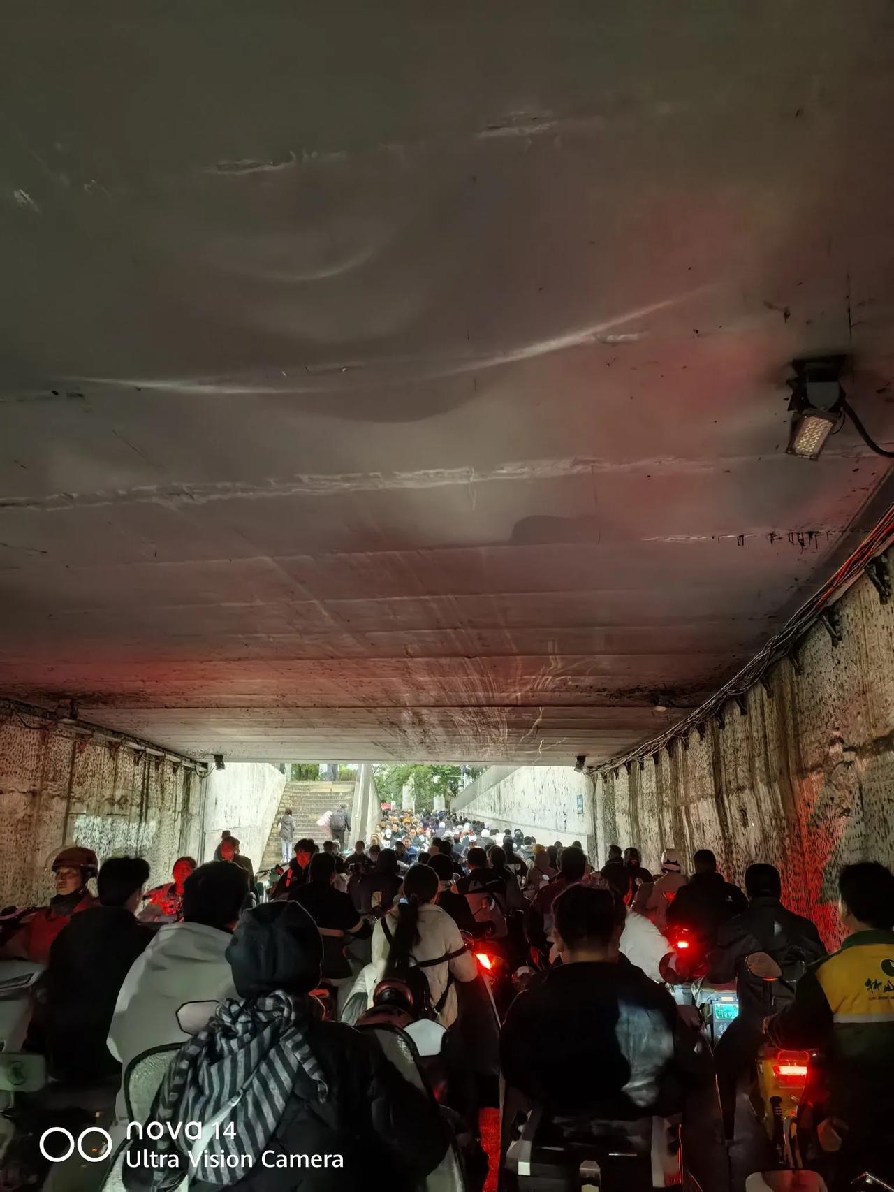 昆明官南立交下面这个非机动车的“三通”路，真的应该研究下怎么通行，一出通道就是一