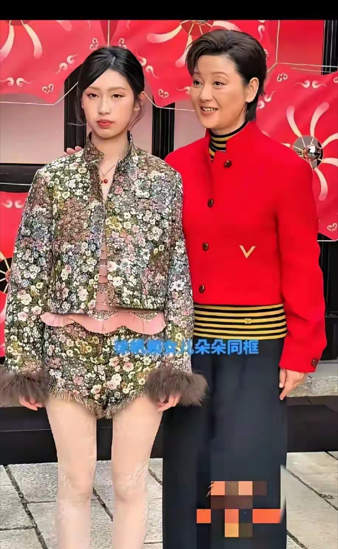 冯小刚一家三口拍春节全家福！冯朵被夸像王楚然，母女关系很微妙