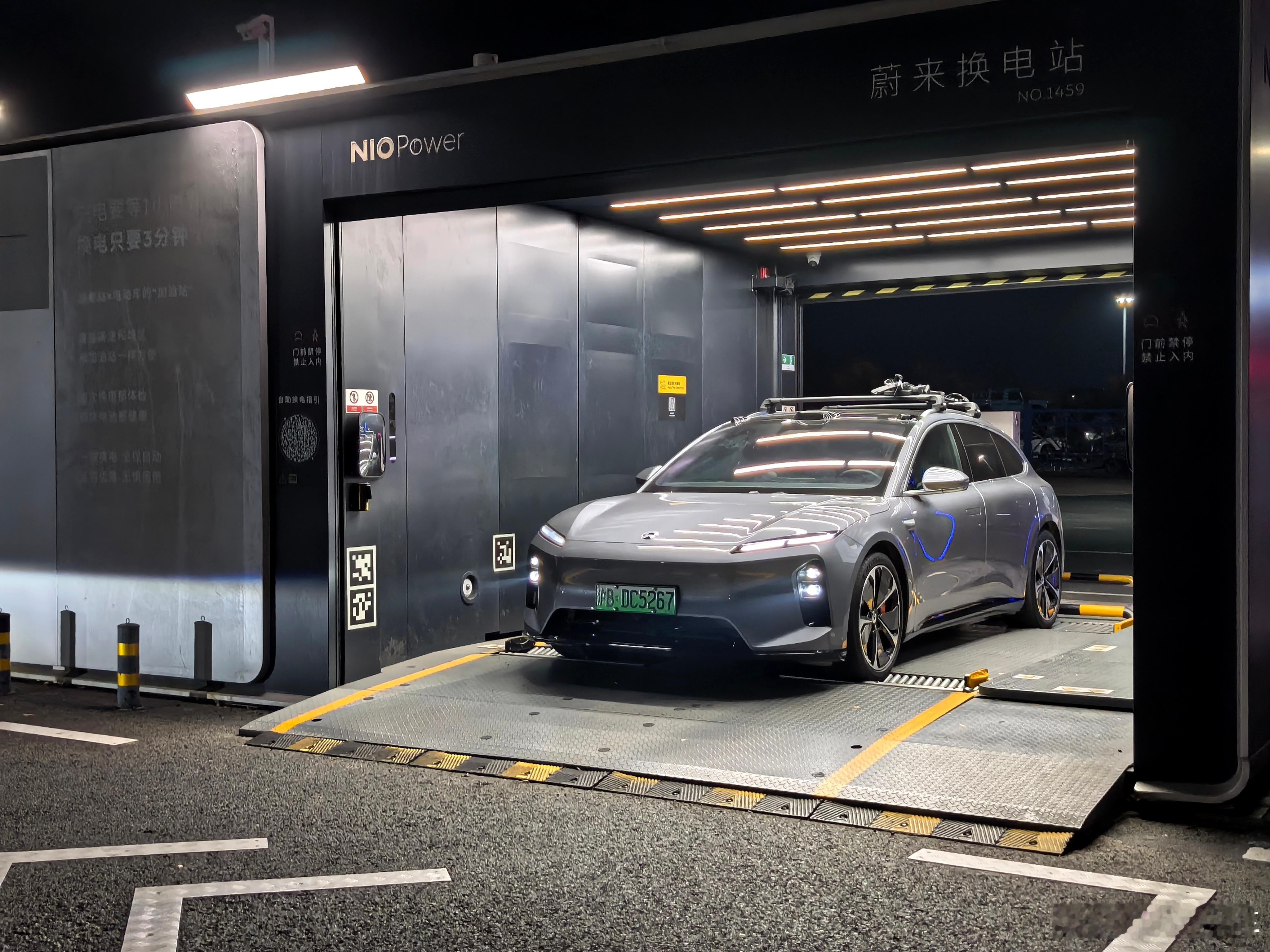 来衢州服务区换电啦，距离杭州还剩190公里，感觉再哼两首歌的功夫就能到咯，冲蔚来