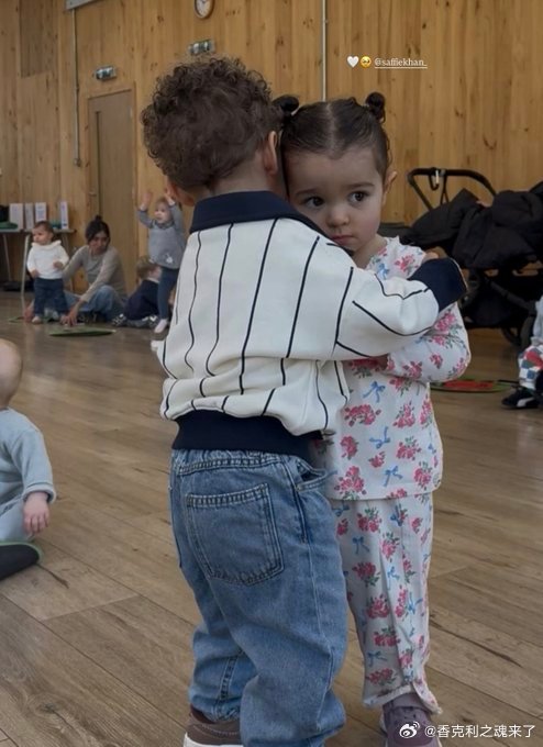 加克波家的儿子拥抱了柯蒂斯家的女儿。孩子们年龄相仿，两家人的交情也很深。