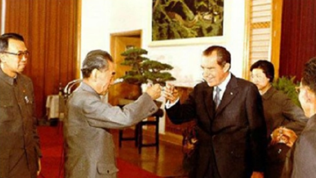 1972年，中美领导人首次会面，毛主席送给尼克松十二字墨宝:“老叟坐凳、嫦娥奔月
