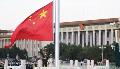 有人说只要美国轰然倒塌，中国就是理所当然地成为世界第一，这种说法有些天真了。 