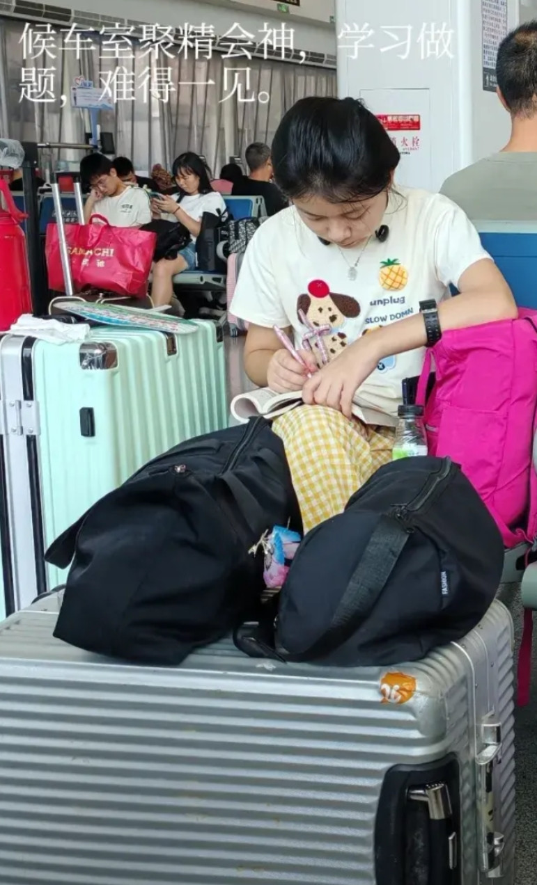 火车站候车时，无意中看见的一幕，与在校的同学们共勉。