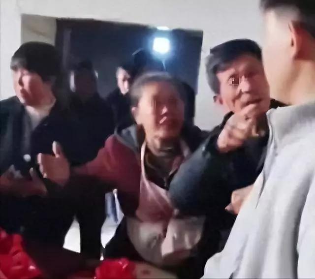 女孩12万彩礼被爷爷奶奶挪用，用于给父亲再婚。彩礼从18.8万降到12.8万。