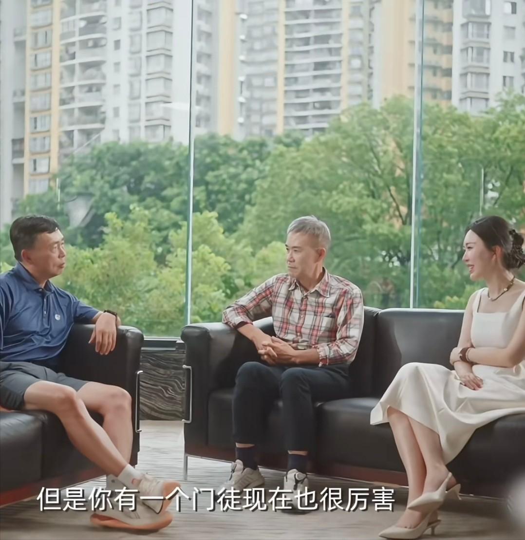 段永平和王石坐在一起聊天，他穿得像下楼遛弯的大爷，商务Polo衫、短裤、运动鞋，