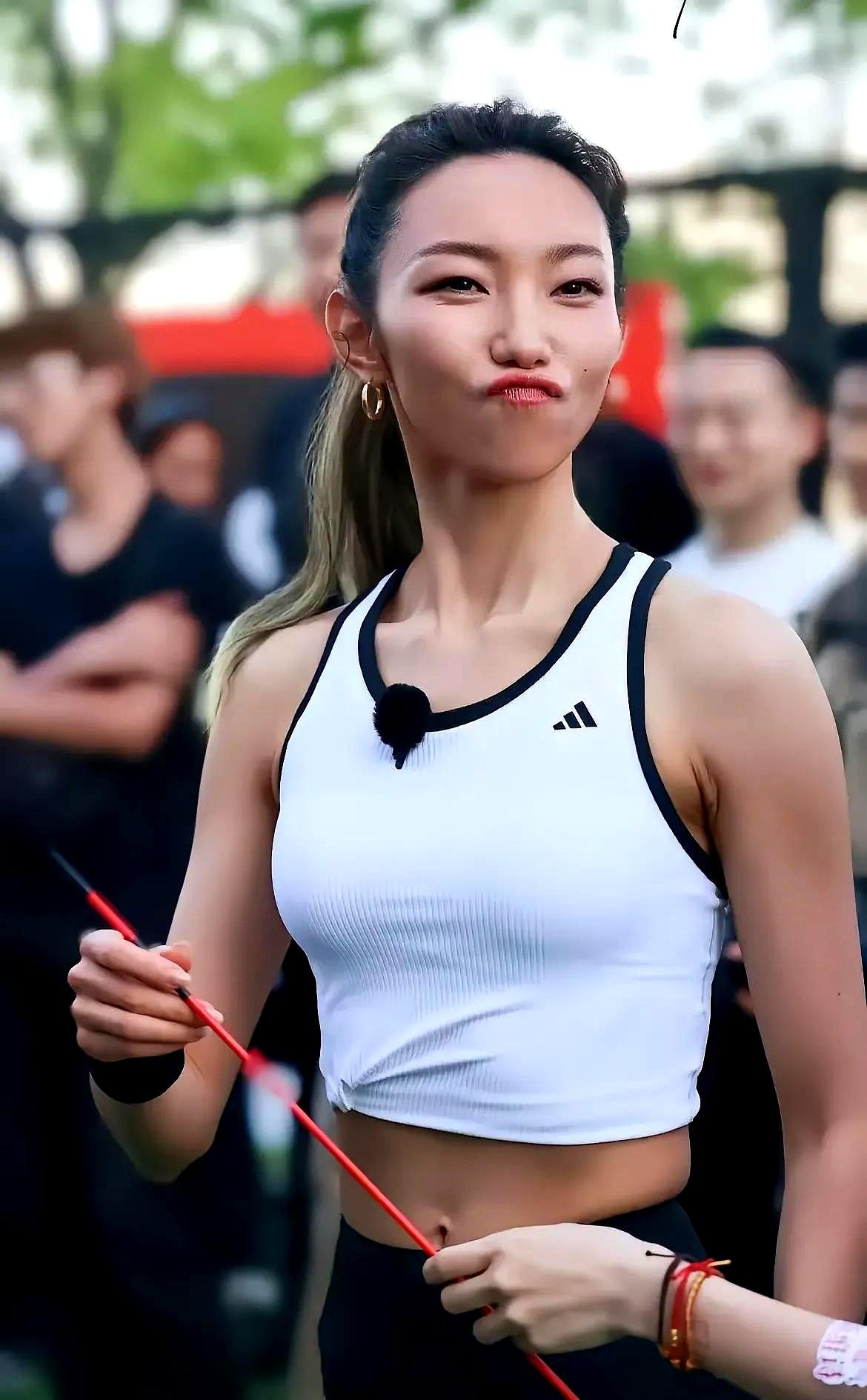 只要审美正常，选哪个还用犹豫？陈丽君在颜值、演技、人气上确实更有说服力，那尔那